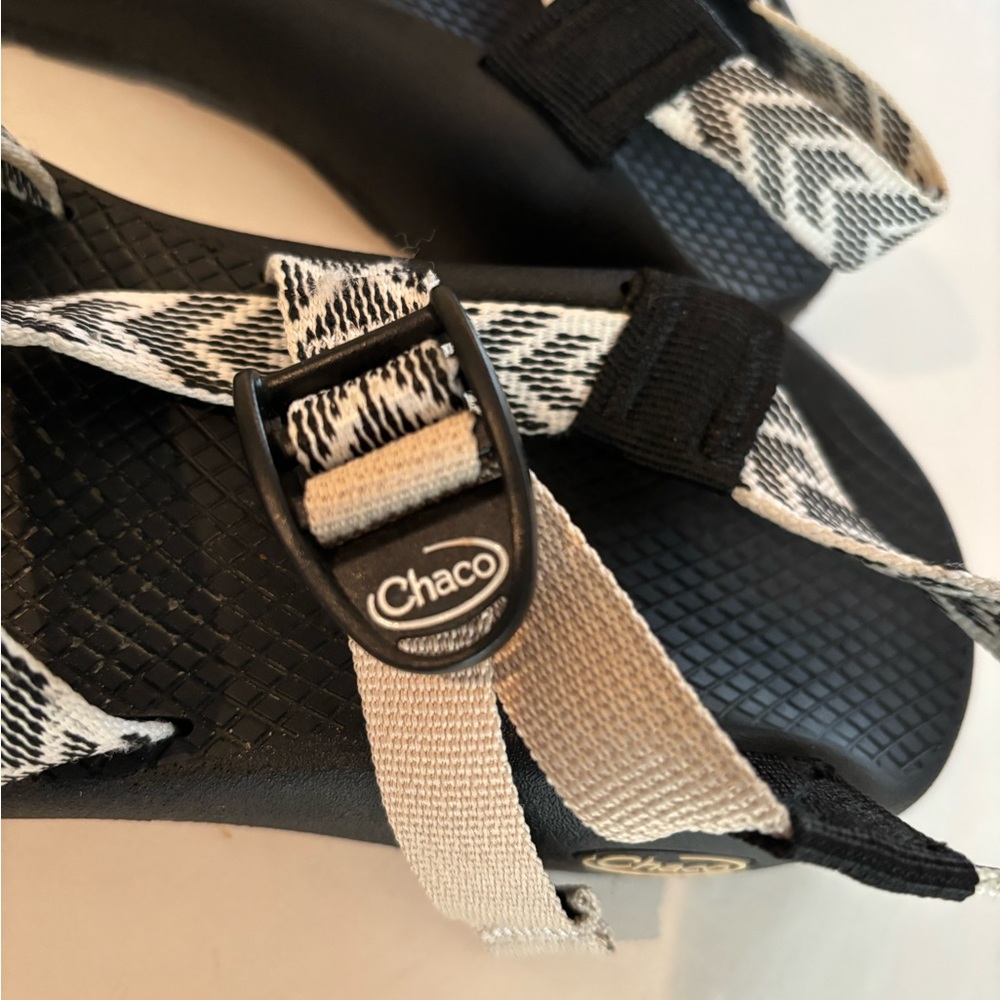 Chaco Sz 7 Monochrome Patterned Sandals - Picture 3 of 7